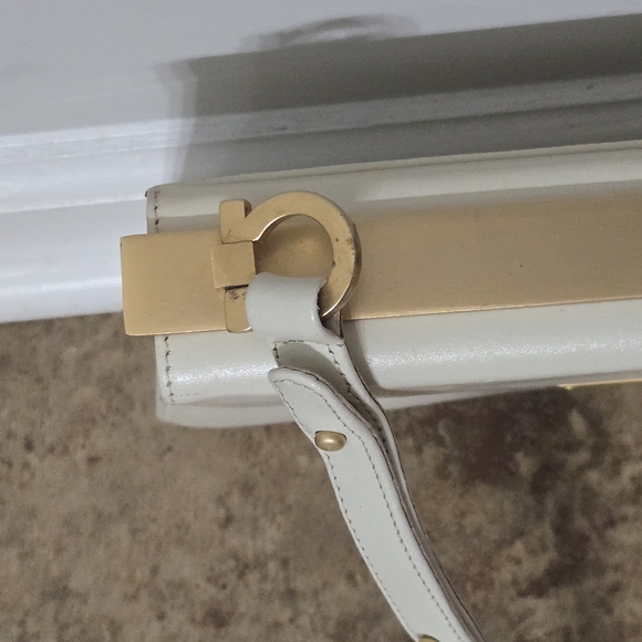 Vintage Salvatore Ferragamo Cream and Gold Shoulder Bag - Picture 3 of 16